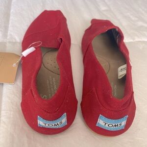 Tom’s classic canvas shoes